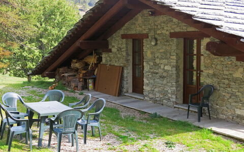 Casot Pra la Funt: Eigentum, Pflanze, Möbel, Gebäude, Tabelle, Dachdecken, Fenster, Holz, Stuhl, Hütte