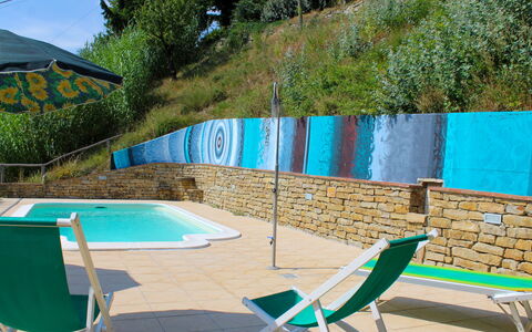 La Rovere: Eigentum, Schwimmbad, Freizeit, Möbel, Sonnenliege, Gartenmöbel, Haus, Türkis, Wand, Hinterhof