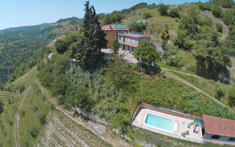 La Rovere: Himmel, Eigentum, Gebäude, Pflanze, Berg, Baum, Wolke, Steigung, Natürliche Landschaft, Grundstueck