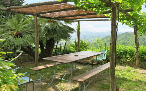 La Rovere: Naturschutzgebiet, Botanik, Pergola, Tabelle, Schatten, Pavillon, Hinterhof, Baum, Möbel, Haus