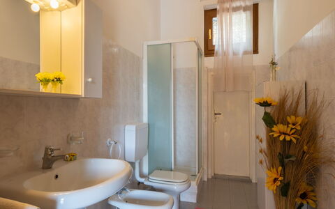 Dalia (Ptb130): Badezimmer, Zimmer, Eigentum, Armatur, Interior Design, Gebäude, Toilette, Wand, Sinken, Fussboden