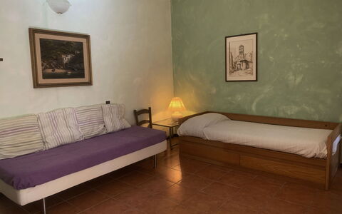 Nisso: Möbel, Fussboden, Interior Design, Flooring, Holz, Bett, Zimmer, Beleuchtung, Schlafzimmer, Bettdecke