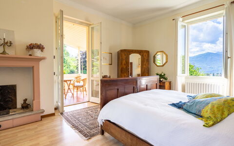 Magda: Schlafzimmer, Möbel, Zimmer, Bett, Eigentum, Bettdecke, Interior Design, Bettrahmen, Fussboden, Bedding