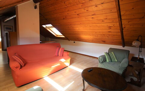 Magda: Zimmer, Eigentum, Möbel, Interior Design, Dachboden, Dachgeschoss, Gebäude, Tabelle, Haus, Fussboden