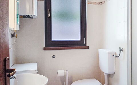 Baita Checc: Armatur, Badezimmer, Flooring, Bad Sink, Toilette, Fussboden, Sinken, Interior Design, Installation, Toilleten Sitz