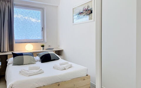 Titti (Gla133): Bett, Möbel, Interior Design, Schlafzimmer, Fussboden, Wand, Bedding, Flooring, Bettdecke, Zimmer