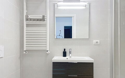 Titti (Gla133): Armatur, Badezimmerschrank, Badezimmer, Sinken, Interior Design, Fussboden, Flooring, Bad Sink, Spiegel, Zapfhahn
