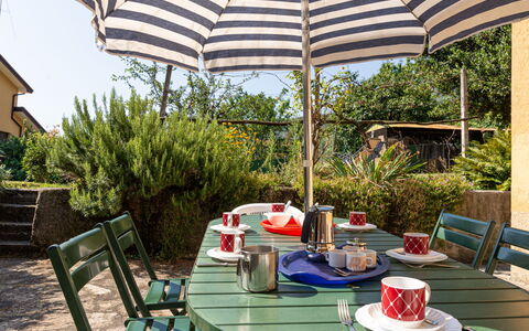 Carolina: Eigentum, Terrasse, Regenschirm, Tisch Im Freien, Tabelle, Schatten, Möbel, Gebäude, Grundeigentum, Haus