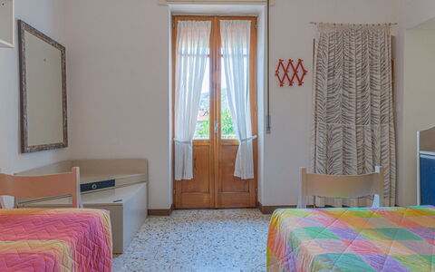 Carolina: Zimmer, Möbel, Eigentum, Schlafzimmer, Bett, Bettdecke, Fussboden, Interior Design, Wand, Vorhang