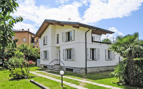 Villa Giulia: Gebäude, Fenster, Haus, Wohngebiet, Zuhause, Fassade, Die Architektur, Nachbarschaft, Tür, Dach