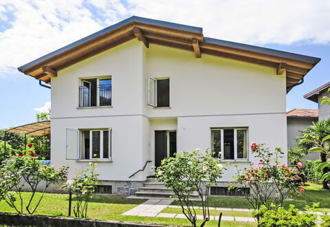 Villa Giulia: Gebäude, Fenster, Haus, Wohngebiet, Zuhause, Dach, Fassade, Strauch, Die Architektur