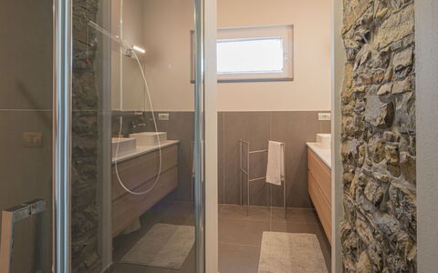 Varenna 634: Zimmer, Eigentum, Badezimmer, Fliese, Fussboden, Wand, Interior Design, Grundeigentum, Die Architektur, Glas