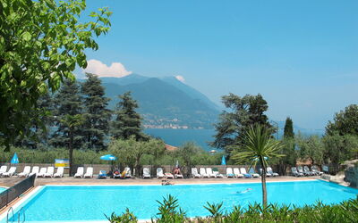 San Felice del Benaco 604: Wasser, Pflanze, Himmel, Natur, Schwimmbad, Baum, Azurblau, Natürliche Landschaft, Berg, Gewässer