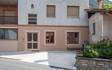 La Maison D'Amelie: Pflanze, Eigentum, Fenster, Gebäude, Tür, Strassenbelag, Nachbarschaft, Wohngebiet, Grundeigentum