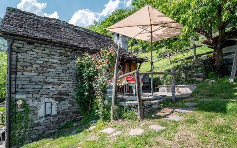 Baita degli Orsi: Himmel, Pflanze, Gebäude, Daytime, Eigentum, Fenster, Baum, Die Architektur, Urban Design, Freizeit