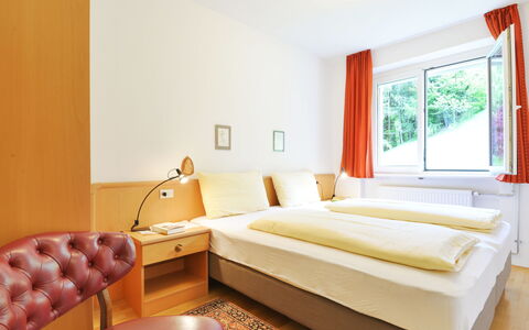 Illyria: Möbel, Zimmer, Schlafzimmer, Bett, Interior Design, Bettdecke, Eigentum, Bedding, Fussboden, Matratze