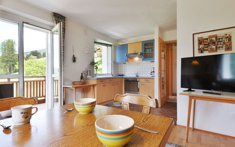 Illyria: Zimmer, Eigentum, Badezimmer, Möbel, Interior Design, Gebäude, Fussboden, Gelb, Haus, Hartholz