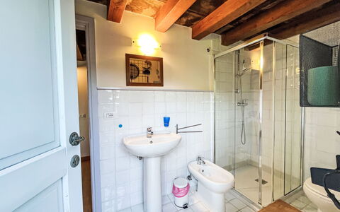 Casa Lienartova: Wand, Flooring, Fussboden, Decke, Armatur, Tür, Zimmer, Installation, Badezimmer, Zapfhahn