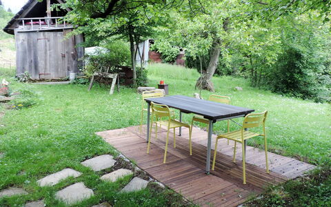Casa Lienartova: Pflanze, Möbel, Tabelle, Baum, Schatten, Natürliche Landschaft, Grundstueck, Gartenmöbel, Tisch Im Freien, Vegetation