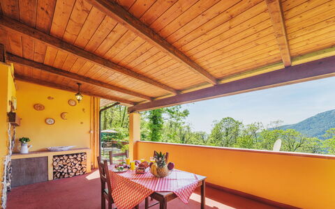 Mare e Monti: Eigentum, Möbel, Gebäude, Schatten, Holz, Zimmerpflanze, Veranda, Interior Design, Gartenmöbel, Stuhl