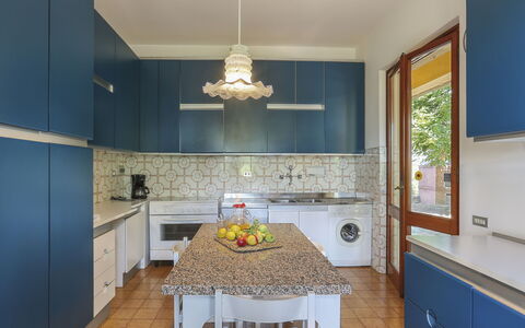 Le Castagne: Zimmer, Countertop, Möbel, Eigentum, Küche, Interior Design, Blau, Cabinetry, Fussboden, Gebäude