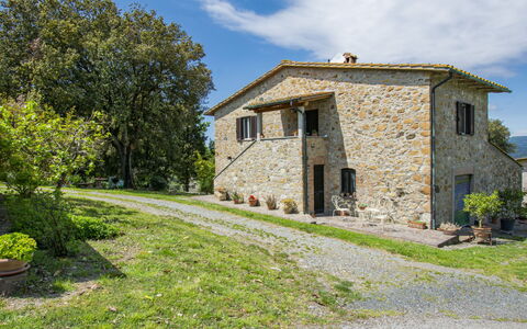 Il Sorbo: Wolke, Himmel, Pflanze, Fenster, Gebäude, Baum, Natürliche Landschaft, Grundstueck, Hütte, Gras