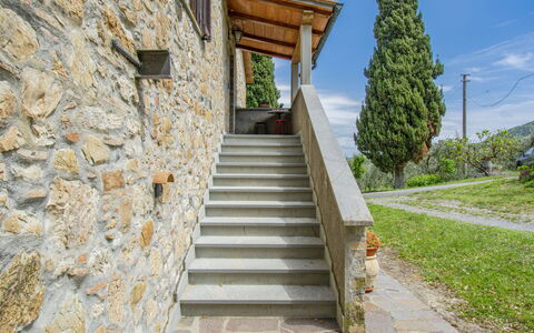 Il Sorbo: Himmel, Pflanze, Eigentum, Treppe, Wolke, Holz, Gebäude, Strassenbelag, Baum, Steigung