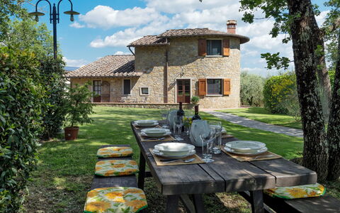Villa del Poggio: Eigentum, Haus, Gebäude, Hütte, Zuhause, Grundeigentum, Baum, Garten, Tabelle, Hinterhof
