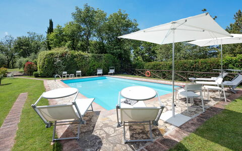 Villa del Poggio: Schwimmbad, Eigentum, Grundeigentum, Haus, Hinterhof, Gras, Zuhause, Gebäude, Freizeit, Rasen