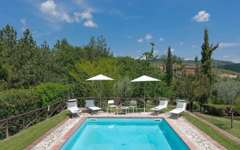 Villa del Poggio: Wasser, Pflanze, Wolke, Himmel, Eigentum, Möbel, Schwimmbad, Regenschirm, Baum, Natur