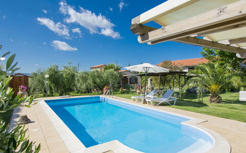 Oliveta: Schwimmbad, Eigentum, Grundeigentum, Haus, Gebäude, Zuhause, Wohngebiet, Freizeit, Estate, Resort