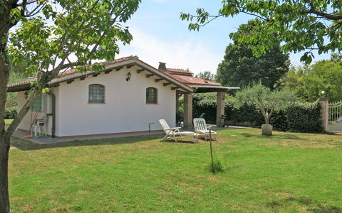 Luisa: Pflanze, Himmel, Gebäude, Fenster, Baum, Haus, Grundstueck, Gras, Hütte, Wolke