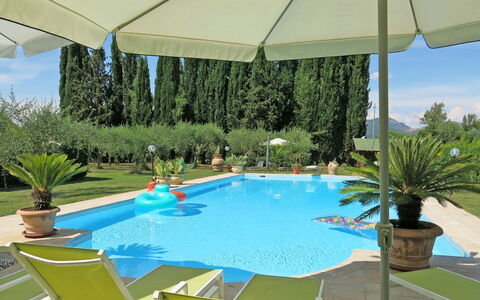 Luisa: Schwimmbad, Eigentum, Resort, Freizeit, Schatten, Gebäude, Urlaub, Grundeigentum, Haus, Hinterhof