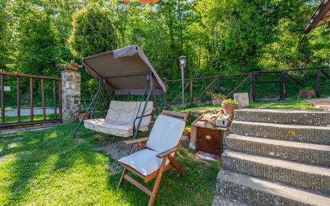 La Casina: Pflanze, Möbel, Außenbank, Blatt, Baum, Schatten, Gartenmöbel, Gras, Holz, Freizeit