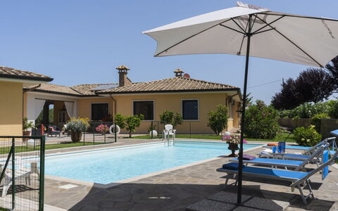 Borgo Sacramento: Wasser, Himmel, Pflanze, Gebäude, Schatten, Schwimmbad, Gartenmöbel, Haus, Arecales, Baum
