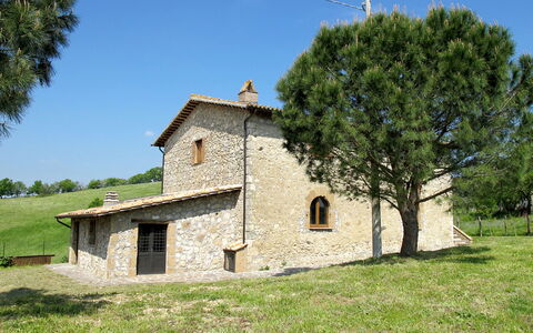 Sociano: Himmel, Pflanze, Baum, Natürliche Landschaft, Hütte, Landschaft, Gras, Dach, Wiese, Fassade