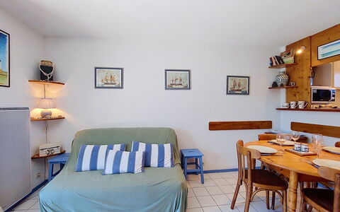 Les Mathes 200: Möbel, Interior Design, Holz, Zimmer, Flooring, Bilderrahmen, Fussboden, Wohnung, Decke, Beleuchtung