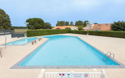 Les Mathes 200: Schwimmbad, Verbundwerkstoff, Freizeit, Resort, Schatten, Gartenmöbel, Landscaping, Freizeitzentrum, Thermae, Ferienort