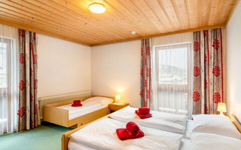Uttendorf 627: Möbel, Eigentum, Gebäude, Komfort, Textil, Holz, Fenster, Interior Design, Bett