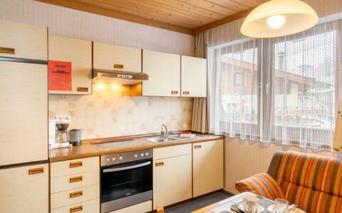 Uttendorf 627: Cabinetry, Countertop, Möbel, Eigentum, Küche, Herd, Stuhl, Sinken, Holz, Küchengerät