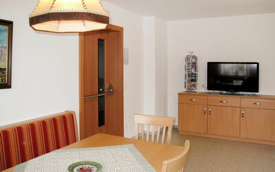 Uttendorf 627: Möbel, Eigentum, Tabelle, Cabinetry, Komfort, Beleuchtung, Interior Design, Gebäude, Holz, Stuhl