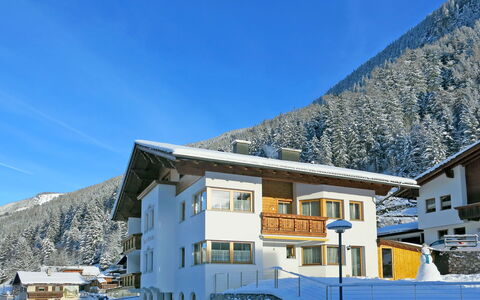 See 651: Himmel, Gebäude, Eigentum, Fenster, Berg, Blau, Schnee, Steigung, Haus, Wolke