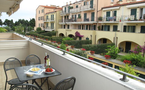 Cala Azzurra (Imp312): Eigentum, Gebäude, Grundeigentum, Wohnung, Haus, Balkon, Mischnutzung, Wohngebiet, Eigentumswohnung, Zimmer