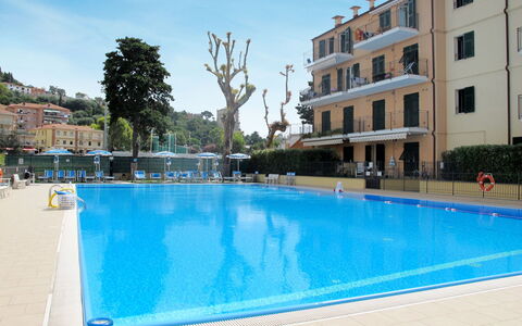 Cala Azzurra (Imp312): Wasser, Himmel, Gebäude, Eigentum, Fenster, Schwimmbad, Azurblau, Pflanze, Baum, Haus
