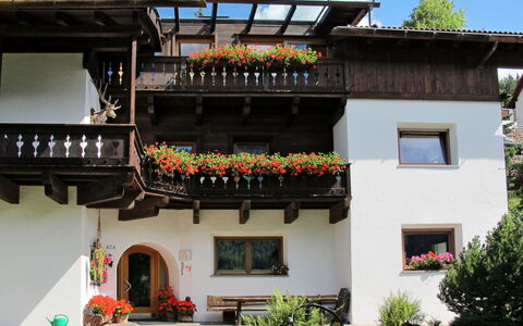 Ortisei St Ulrich 609: Pflanze, Gebäude, Himmel, Eigentum, Fenster, Wolke, Tür, Blume, Haus, Die Architektur