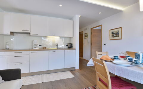 Ortisei St Ulrich 609: Cabinetry, Möbel, Countertop, Gebäude, Schublade, Küche, Holz, Interior Design, Haushaltsgerät, Kommode