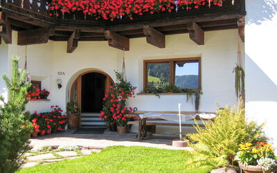 Ortisei St Ulrich 609: Blume, Pflanze, Gebäude, Fenster, Haus, Blumentopf, Tür, Vegetation, Gelb, Stuhl