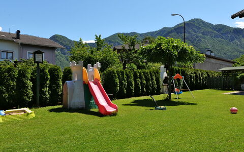 Lago di Caldonazzo 701: Gras, Rasen, Spiele, Erholung, Grundstueck, Freizeit, Wiese, Kunstrasen, Baum, Landschaft