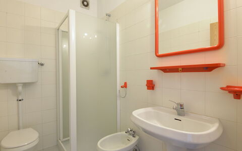 Lago di Caldonazzo 701: Badezimmer, Eigentum, Zimmer, Wand, Armatur, Grundeigentum, Interior Design, Die Architektur, Haus, Zapfhahn