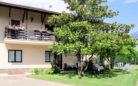 Lago di Caldonazzo 701: Eigentum, Baum, Haus, Grundeigentum, Zuhause, Gehölz, Pflanze, Gebäude, Nachbarschaft, Die Architektur